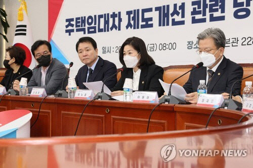 이노공(오른쪽 두번째) 법무부 차관이 11일 오전 국회에서 열린 주택임대차 제도개선 관련 당·정협의회에서 발언하고 있다.   연합뉴스